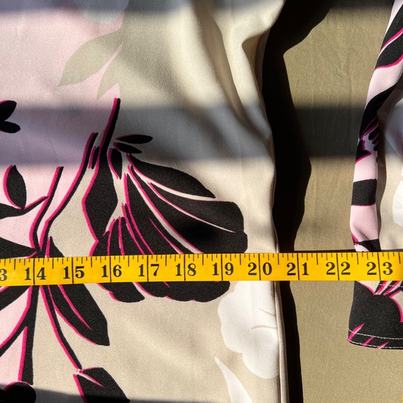 *HOST PICK* 👜👛Pretty in Pink Floral Tunic Top with V-neck - Picture 7 of 8